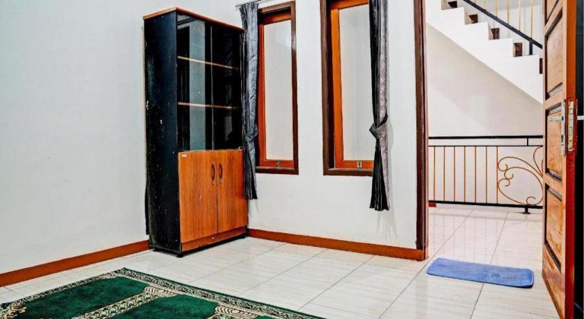 Hotel Spot On 93385 Penginapan Hj Lilis 2 Syariah Sukabumi Exterior foto