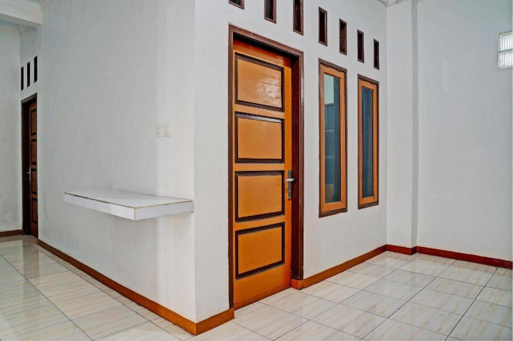 Hotel Spot On 93385 Penginapan Hj Lilis 2 Syariah Sukabumi Exterior foto