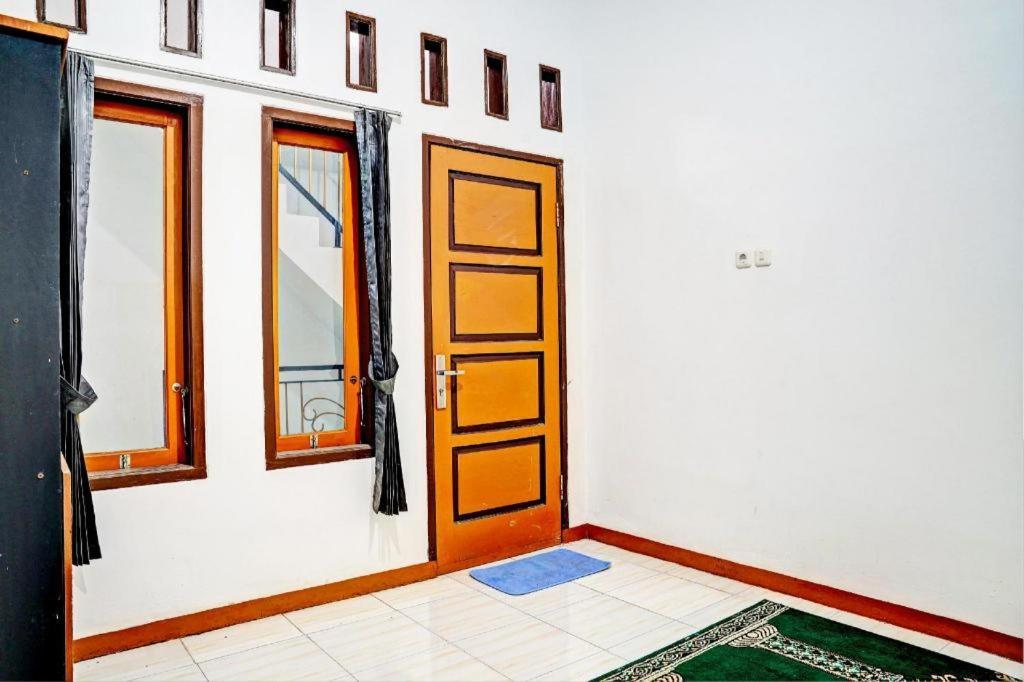 Hotel Spot On 93385 Penginapan Hj Lilis 2 Syariah Sukabumi Exterior foto