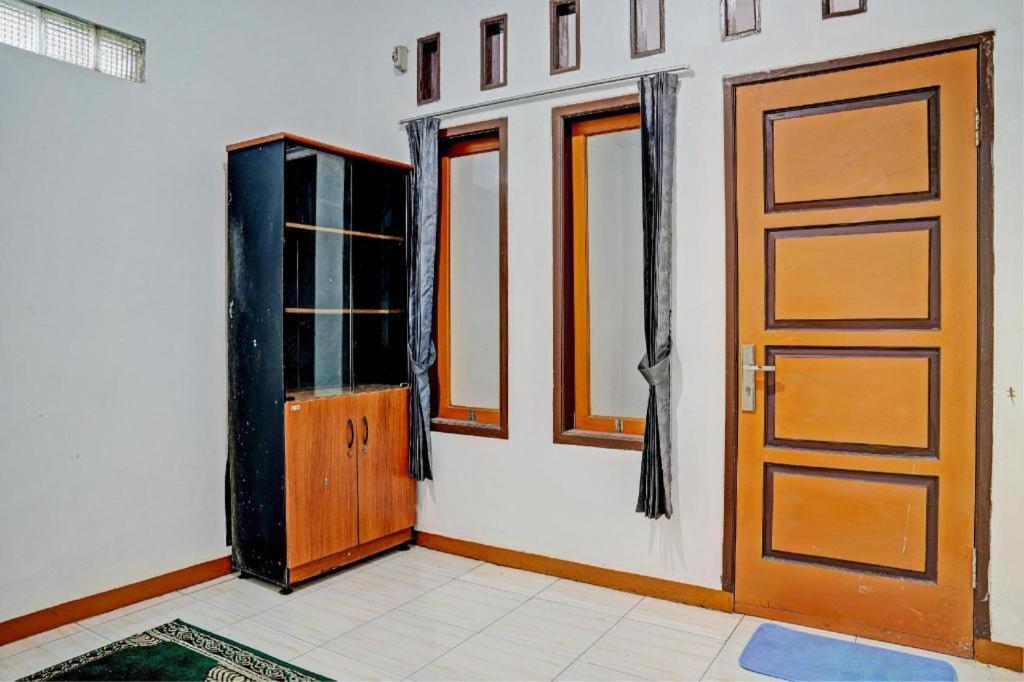 Hotel Spot On 93385 Penginapan Hj Lilis 2 Syariah Sukabumi Exterior foto