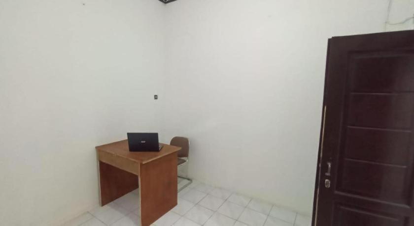 Hotel Spot On 93385 Penginapan Hj Lilis 2 Syariah Sukabumi Exterior foto